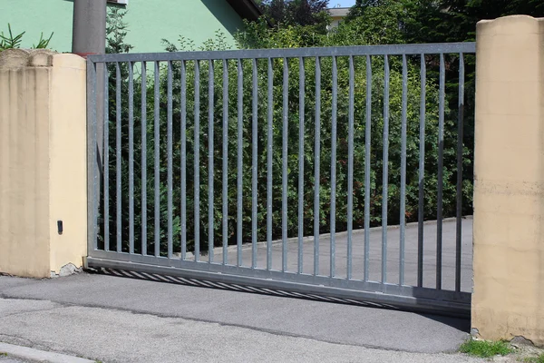 Cancello in metallo moderno — Foto Stock