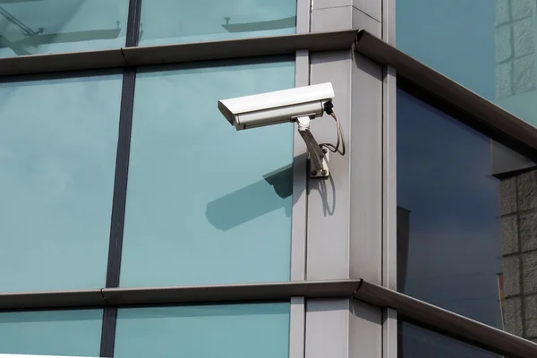 Bezpečnostní kamery na budování moderního skla — Stock fotografie