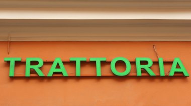 turuncu bir duvar Trattoria vintage işareti