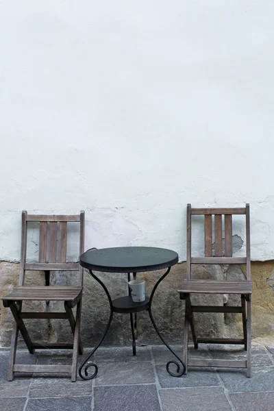 Bürgersteig-Café - Vintage-Tisch und zwei Stühle — Stockfoto