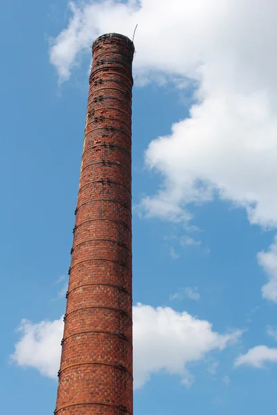 Industriële oude bakstenen schoorsteen op blauwe hemel — Stockfoto