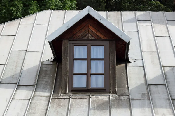 Εκλεκτής ποιότητας κάθετη στέγη παράθυρο — Φωτογραφία Αρχείου