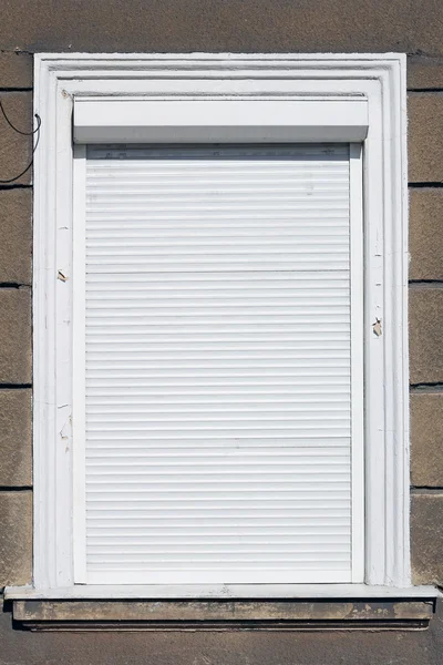 Beyaz pencere Panjur ile — Stok fotoğraf