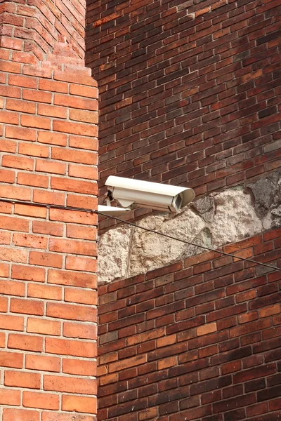 Kamera bezpieczeństwa na ścianie z cegły — Zdjęcie stockowe