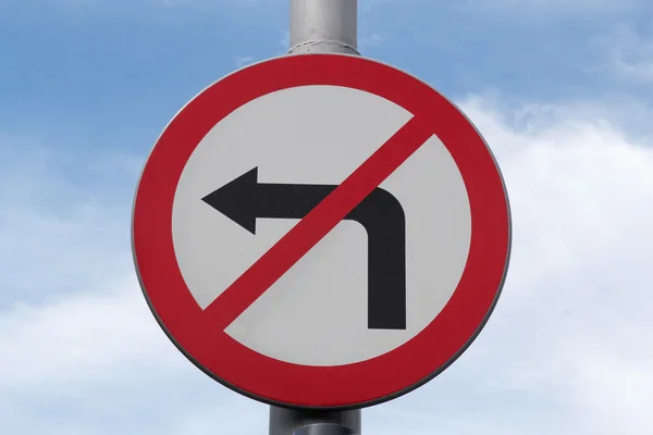 Дорожный знак не поворачивай налево на голубом небе — стоковое фото