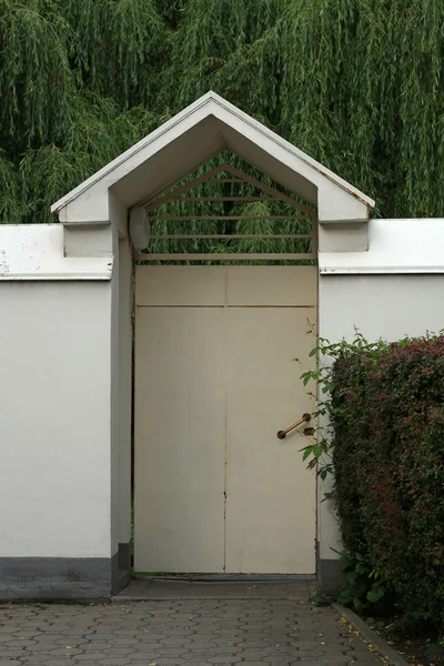Puerta de entrada blanca —  Fotos de Stock