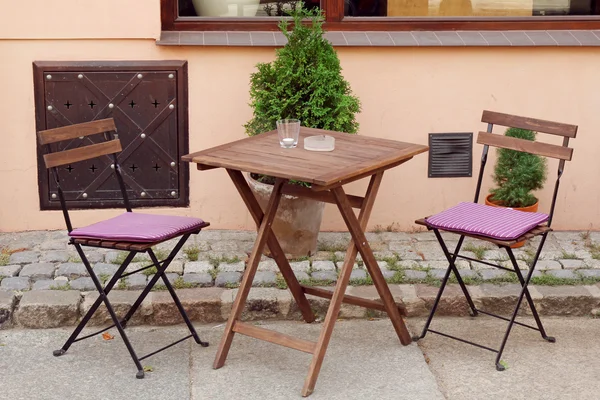 Schöne Straßencafe- zwei Stühle und Tisch — Stockfoto