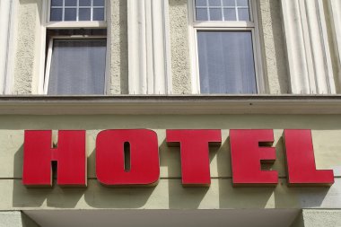 Kırmızı hotel sign