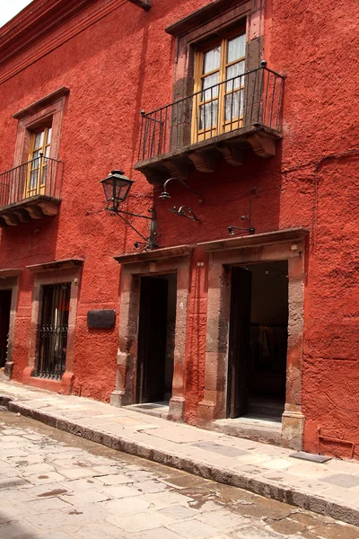 Vista del edificio rojo, arquitectura típica mexicana — Foto de Stock