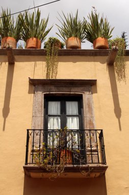 Sarı duvar balkon ve çatı Çiçeklik