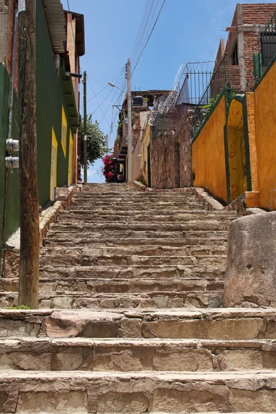 Piękny wąskiej uliczce z schody w guanajuato, Meksyk — Zdjęcie stockowe