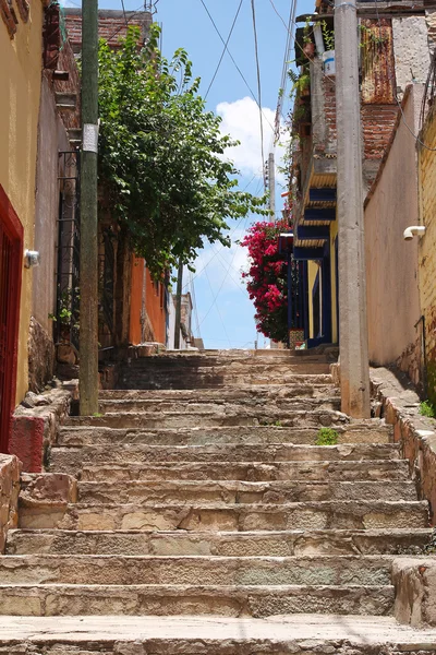 Schöne enge Straße mit Treppen — Stockfoto