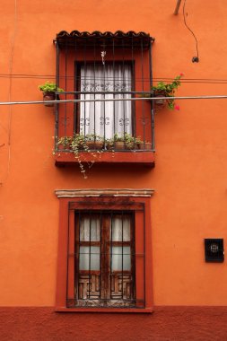iki eski windows ile yoğun turuncu duvar