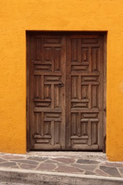 turuncu duvar ahşap kapı