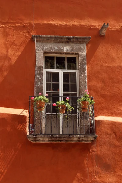 Vintage-Fenster mit Balkon an orangefarbener Wand — Stockfoto