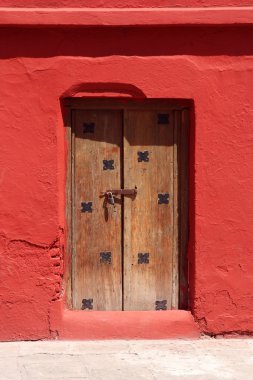kırmızı duvar ahşap kapı