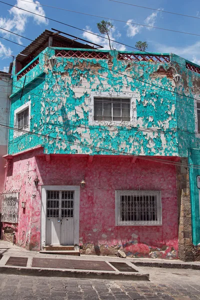 Vintage mexican building with peeling paint — Stock Photo, Image