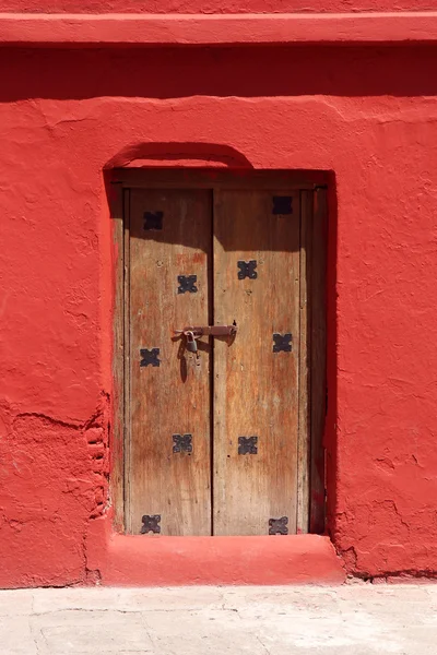 Porta in legno a parete rossa — Foto Stock