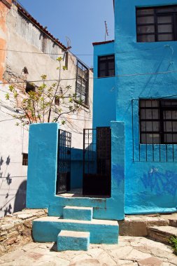 Mavi binada siyah kapıyı açın