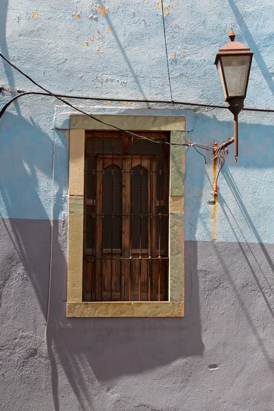 Venster in twee dubbele kleur muur en lamp — Stockfoto