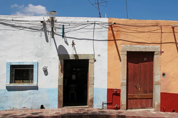 2 つのドアおよび窓とカラフルなメキシコの建物 — ストック写真