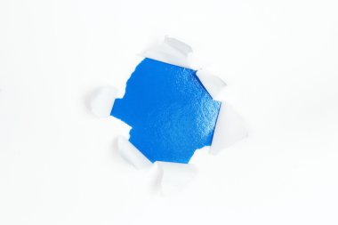 düzensiz kenarlı beyaz kağıt mavi delik