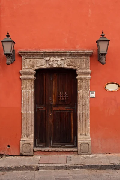 Houten deur in oranje muur. typische Mexicaanse architectuur — Stockfoto