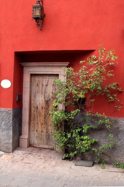 antika ahşap kapı ile kırmızı Duvar lambası