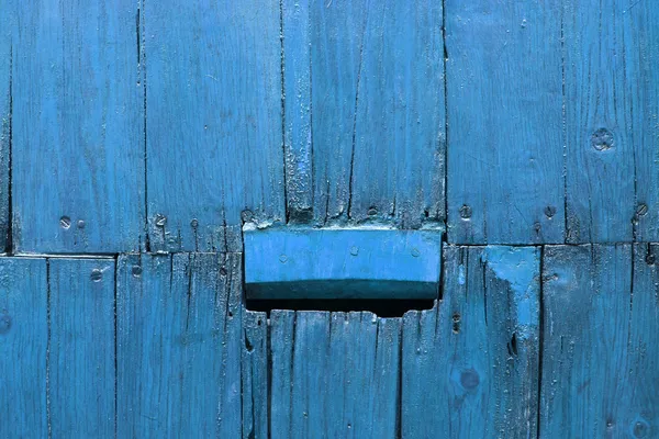 Blauwe houten muur met spijkers — Stockfoto