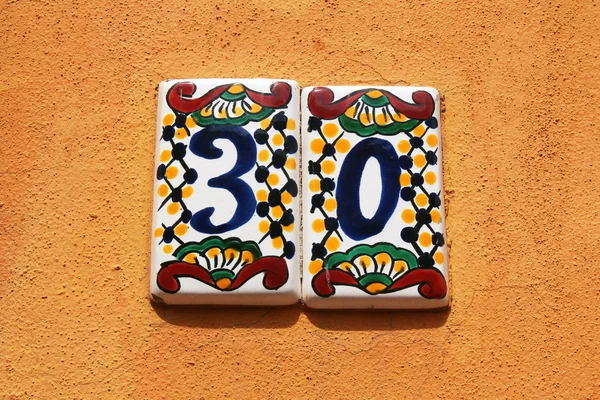 Numer trzydzieści, dom adres numer rejestracyjny na ścianie pomarańczowy — Zdjęcie stockowe