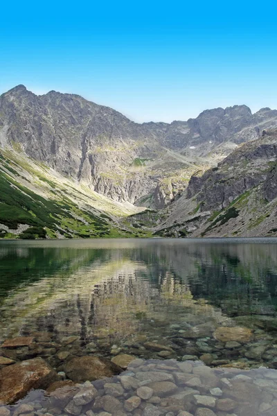 Bela lagoa negra Gasienicowy em Tatra Mountains, Polônia — Fotografia de Stock