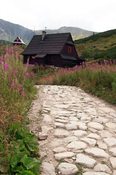 Cabana e caminho em Tatra, Polonia — Fotografia de Stock