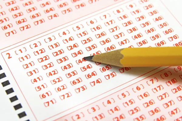 Primer plano del billete de lotería y lápiz — Foto de Stock