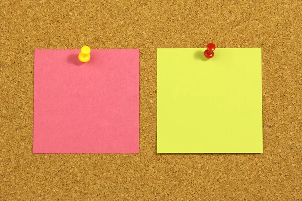 Dos tarjetas en blanco de colores en el tablero de corcho —  Fotos de Stock