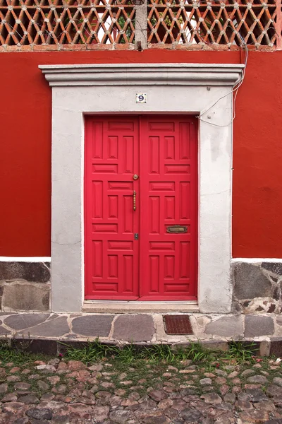 Bellezza porta di legno rosso — Foto Stock