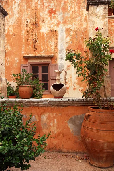 Antico cortile greco con vaso da fiori in terracotta — Foto Stock