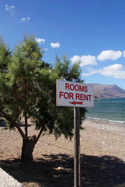 Quartos para alugar sinal na praia em Creta, Grego — Fotografia de Stock