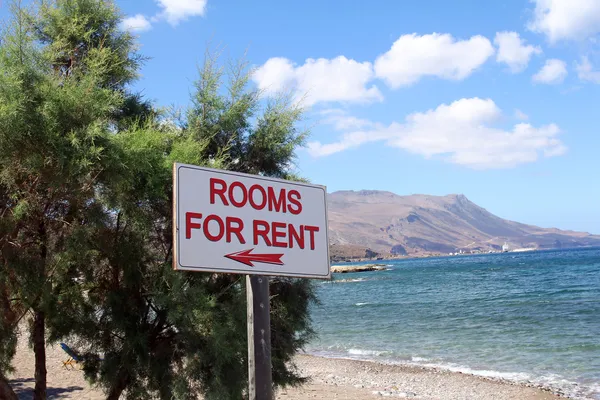 Rooms for rent sign on beautiful beach — Stock Photo, Image