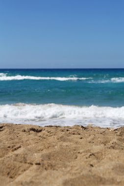 plaj ve turkuaz deniz - seçici odak üstünde kum