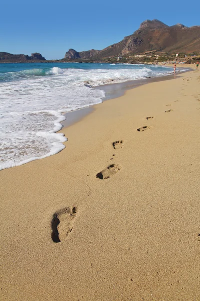 Huellas en la hermosa playa de Falasarna, Creta — Foto de Stock