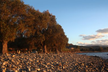 kayalık sahil boyunca günbatımı-crete, Yunanistan