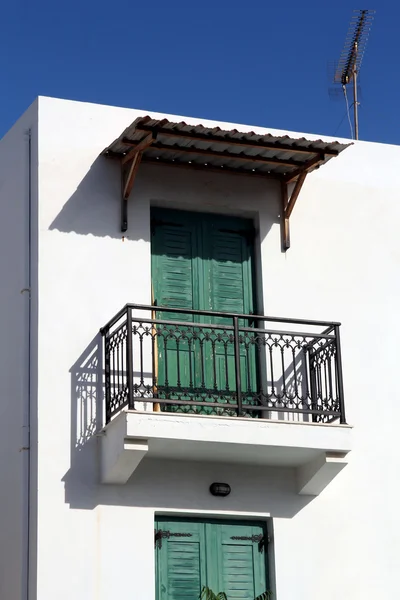 Weißes Gebäude mit grünen Fensterläden — Stockfoto