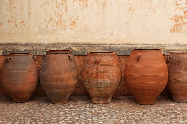 Terracotta amforen in het klooster van agia triada in crete, Griekenland — Stockfoto