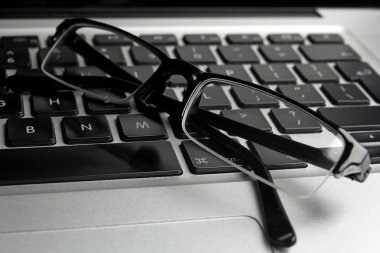 laptop gözlük gülümsemek