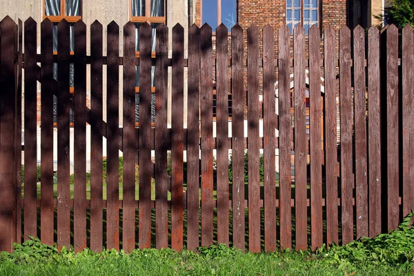 Затенённый деревянный забор — стоковое фото