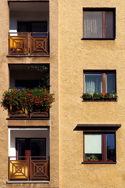 Ventanas y balcón en la pared amarilla —  Fotos de Stock