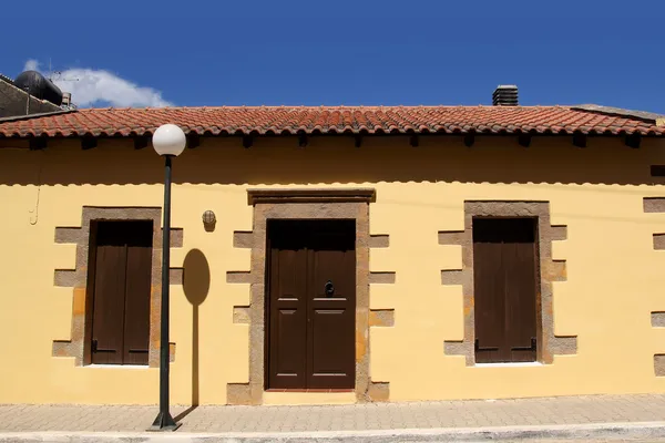Tipica casa greca con parete dipinta di giallo — Foto Stock
