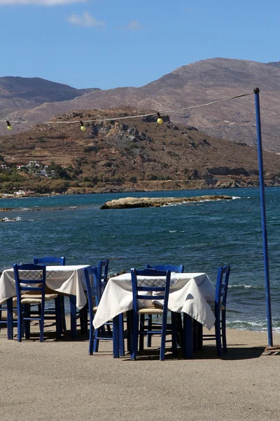 Kastelli, 크레타에서에서 아름 다운 청록색 바다 근처 레스토랑 — 스톡 사진