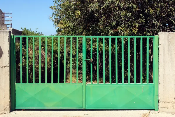 Green metal gate — Stock Photo, Image