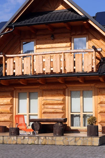 Primer plano de hermosa casa de madera tradicional — Foto de Stock